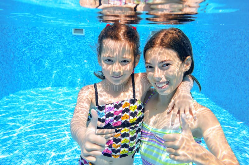 Kinder Mit Den Eltern, Die Unter Wasser Im Blauen Pool Schwimmen Stockfoto - Bild von obacht 