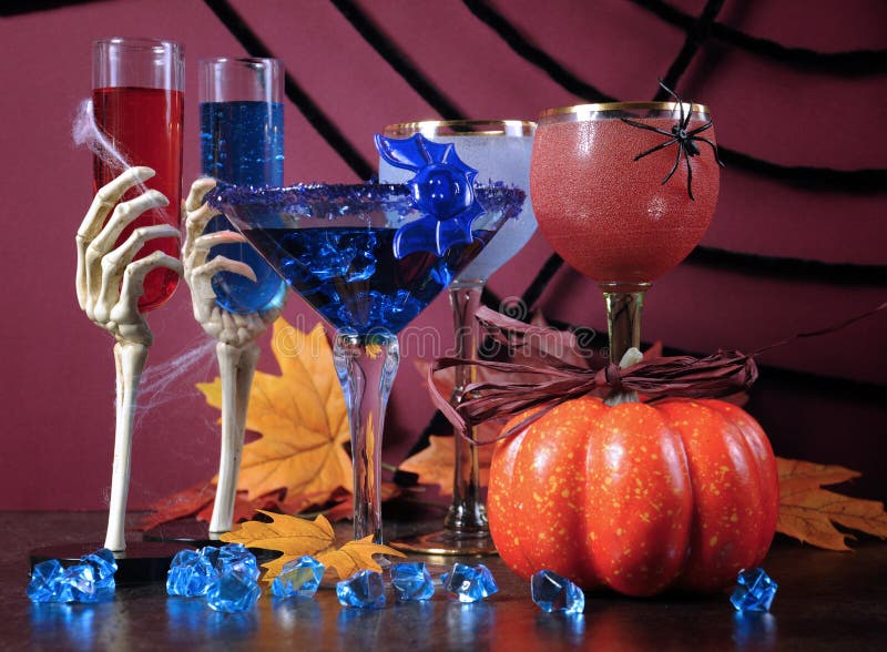 Halloween-Getränke - Kuss-Cocktail Des Vampirs Stockbild - Bild von ...