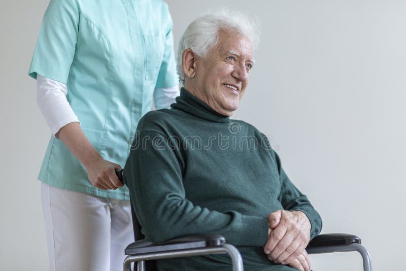 Glucklicher Alterer Mann Im Rollstuhl Und In Der Krankenschwester Die Ihm Helfen Stockbild Bild Von Helfen Rollstuhl