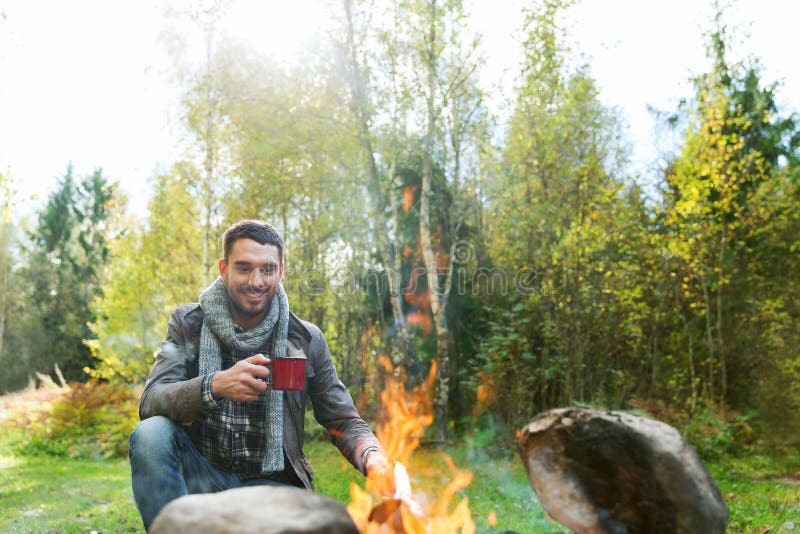 Mann nahe Lagerfeuer stockbild. Bild von hitze, cozy - 39375705