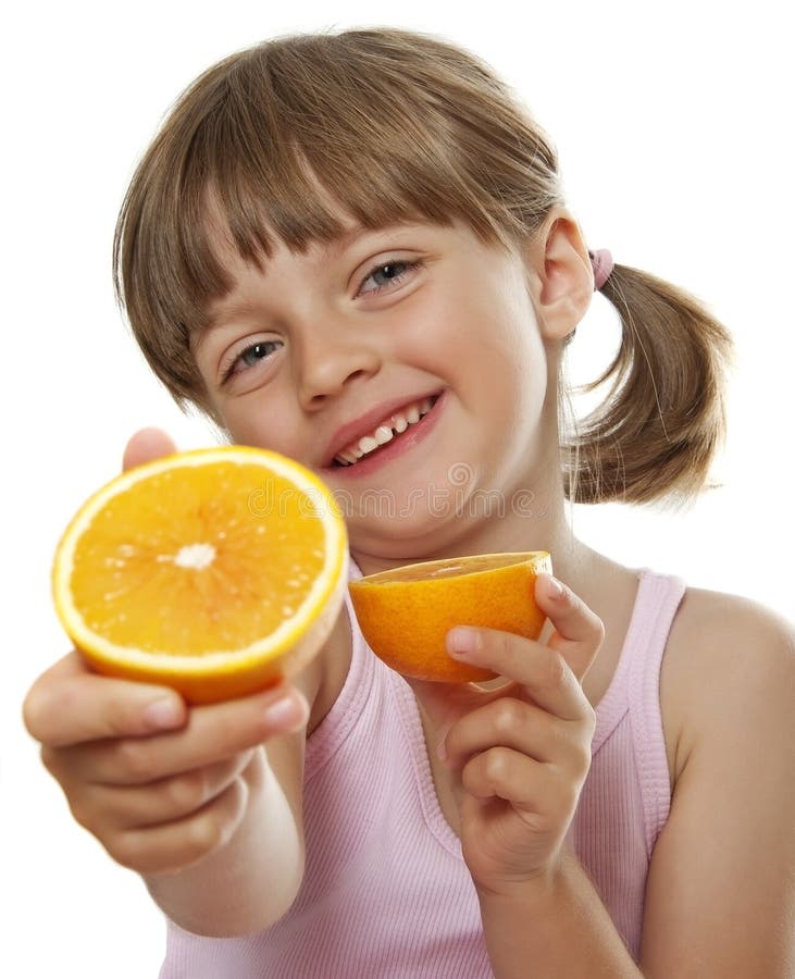 She likes oranges. Апельсин для детей. Кушает апельсин. Мальчик с апельсином. Девочка с апельсинами.