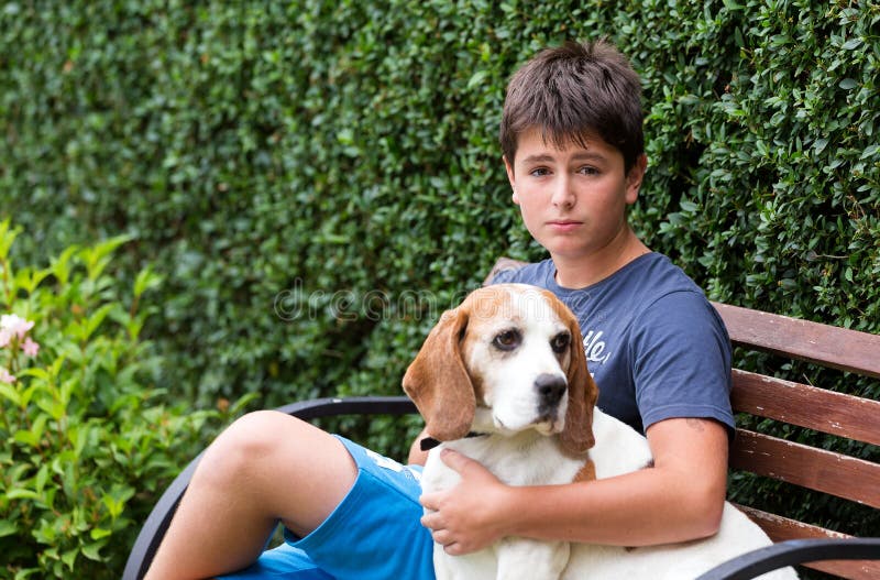 Kleiner Junge, Der Seinen Hund Auf Dem Park Umarmt Stockfoto Bild von