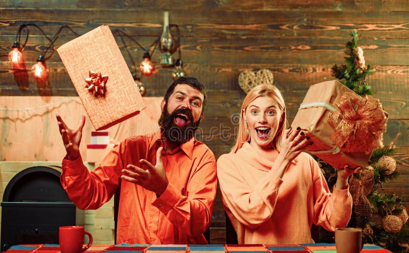 Gl?ckliche Familie, die zum neuen Jahr sich vorbereitet Weihnachtsurlaubsparty Geschenk des neuen Jahres Geschenkgef?hlkonzept Gu lizenzfreies stockfoto Gl?ckliche Familie, die zum neuen Jahr sich vorbereitet Weihnachtsurlaubsparty Geschenk des neuen Jahres Geschenkgef?hlkonzept Gu lizenzfreies stockfoto