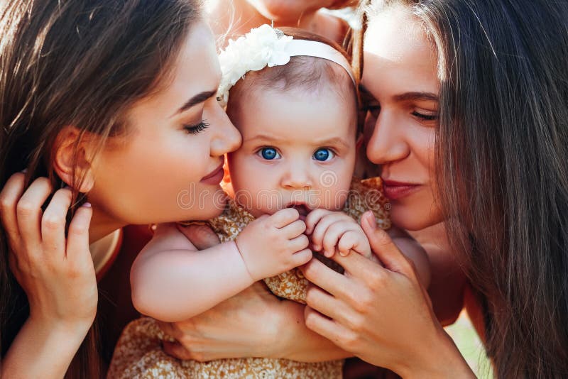Gl?ckliche Familie mit Babykinderbabyweg in der Natur stockbilder Gl?ckliche Familie mit Babykinderbabyweg in der Natur stockbilder