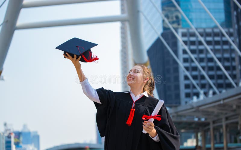 Gl?ckliche Frau auf ihrer Graduierungstag Universit?t Bildung und Leute lizenzfreie stockfotografie Gl?ckliche Frau auf ihrer Graduierungstag Universit?t Bildung und Leute lizenzfreie stockfotografie