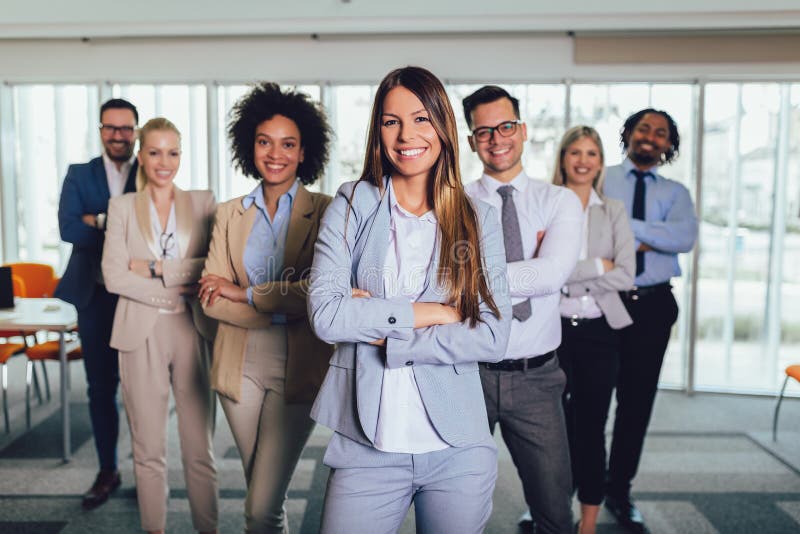 Gl?ckliche Gesch?ftsleute und Firmenpersonal im modernen B?ro, representig Firma Selektiver Fokus stockfoto Gl?ckliche Gesch?ftsleute und Firmenpersonal im modernen B?ro, representig Firma Selektiver Fokus stockfoto