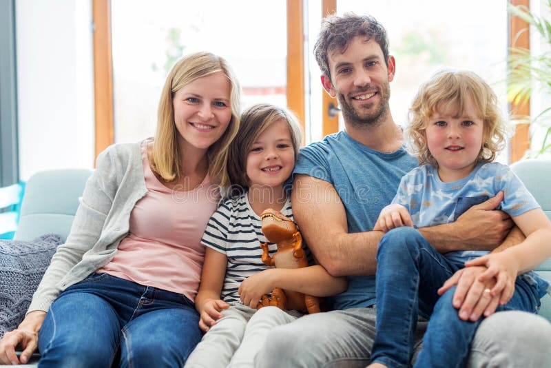 Gl?ckliche junge Familie, die gute Zeit zusammen hat lizenzfreie stockfotografie Gl?ckliche junge Familie, die gute Zeit zusammen hat lizenzfreie stockfotografie