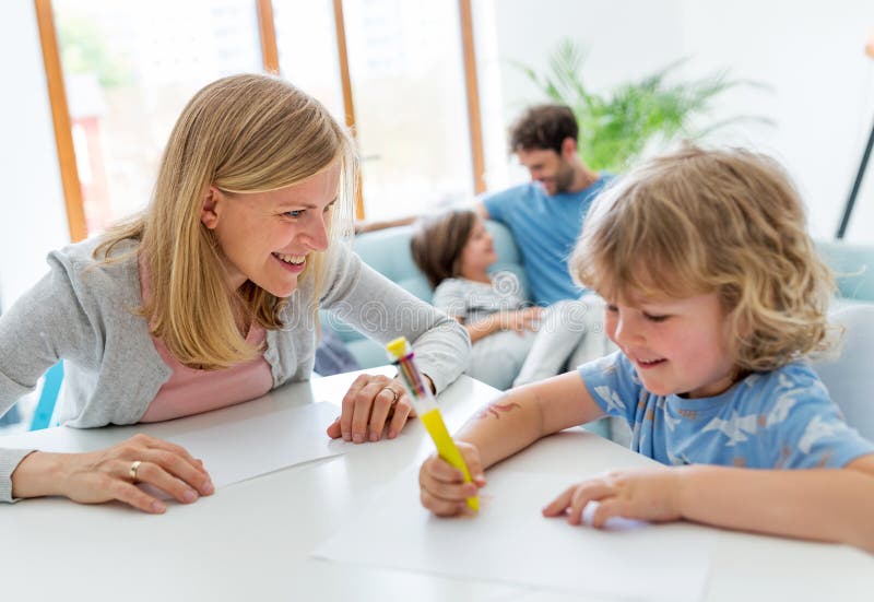 Gl?ckliche junge Familie, die gute Zeit zusammen hat stockfotos Gl?ckliche junge Familie, die gute Zeit zusammen hat stockfotos