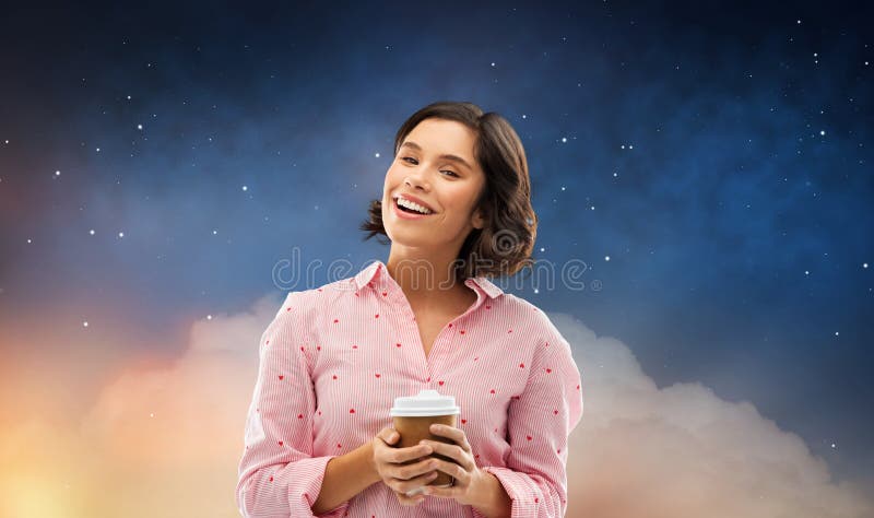 Gl?ckliche junge Frau im Pyjama mit Tasse Kaffee stockfotografie Gl?ckliche junge Frau im Pyjama mit Tasse Kaffee stockfotografie