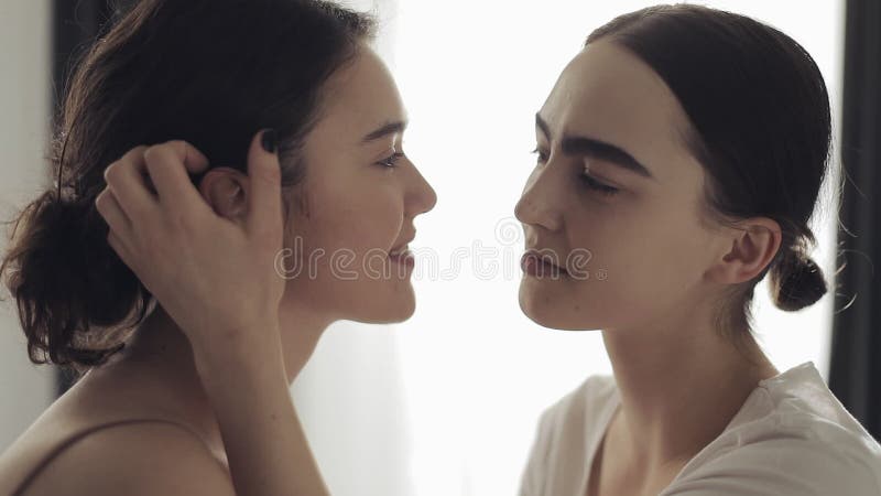 Lesbische Umarmende Und Beim Im Bett Zusammen Zu Hause Liegen Lächelnde Paare Junge Lesbenküsse 