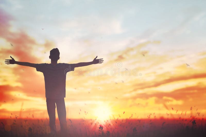 Gl?ckliche Mannaufstiegshand auf Morgenansicht Christ spornen Lob Gott auf Karfreitags-Hintergrund an Männliche Selbstvertrauense