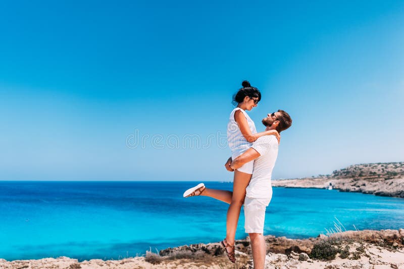 Gl?ckliche Paare durch das Meer Mann und Frau, die Spaß auf dem Meer haben Flitterwochenliebhaber Mann und Frau auf der Insel Paa lizenzfreies stockbild Gl?ckliche Paare durch das Meer Mann und Frau, die Spaß auf dem Meer haben Flitterwochenliebhaber Mann und Frau auf der Insel Paa lizenzfreies stockbild