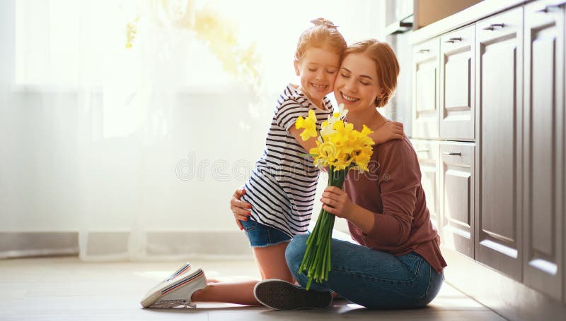 Gl?cklicher Muttertag! Kindertochter gibt Mutter einen Blumenstrau? von Blumen zu den Narzissen und zum Geschenk lizenzfreie stockfotografie Gl?cklicher Muttertag! Kindertochter gibt Mutter einen Blumenstrau? von Blumen zu den Narzissen und zum Geschenk lizenzfreie stockfotografie