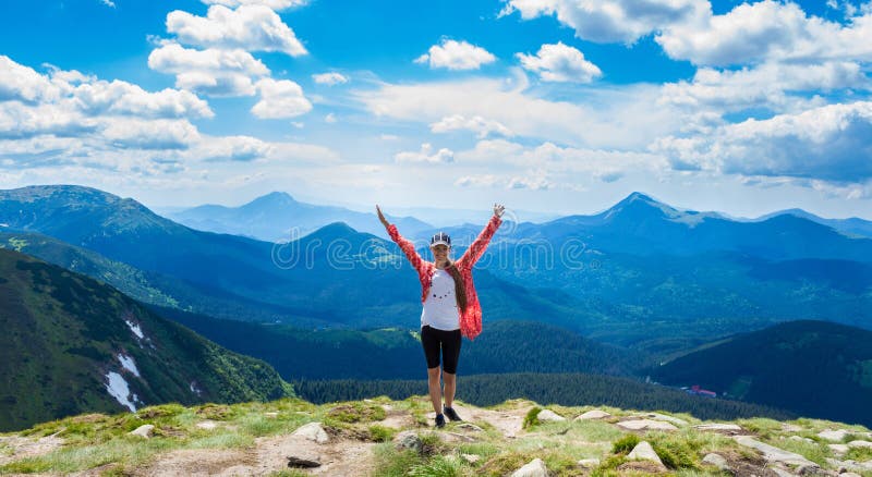 Gl?cklicher Wanderer mit ihren Armen streckte, Freiheit und Gl?ck, Leistung in den Bergen aus lizenzfreie stockfotografie Gl?cklicher Wanderer mit ihren Armen streckte, Freiheit und Gl?ck, Leistung in den Bergen aus lizenzfreie stockfotografie