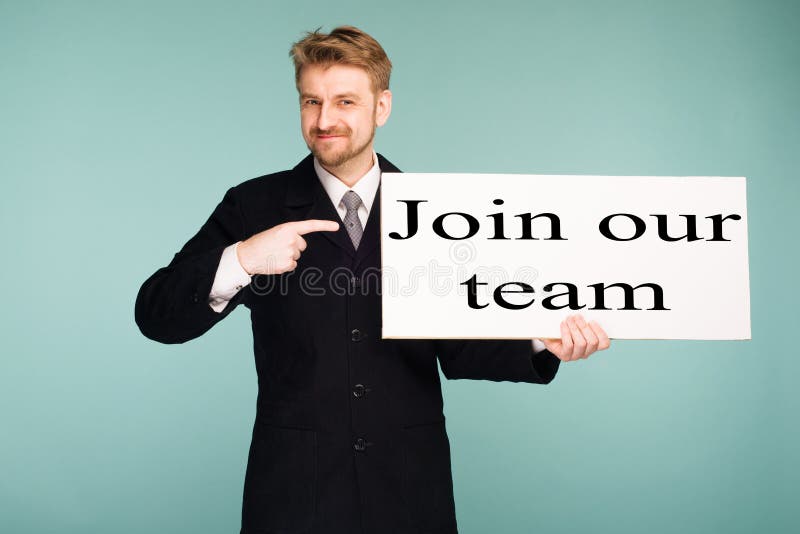 Gl?ckliches l?chelndes junges Gesch?ftsmann-Punktfingerschild mit Zeichen unser Team verbinden lizenzfreie stockfotos Gl?ckliches l?chelndes junges Gesch?ftsmann-Punktfingerschild mit Zeichen unser Team verbinden lizenzfreie stockfotos