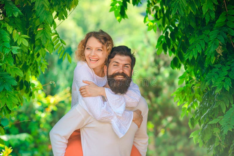 Gl?ckliches Paar in der Liebe, die Spa? hat Verf?hrungskonzept Genießen des zarten warmen angenehmen Momentes der Liebe Ich liebe stockfotografie Gl?ckliches Paar in der Liebe, die Spa? hat Verf?hrungskonzept Genießen des zarten warmen angenehmen Momentes der Liebe Ich liebe stockfotografie