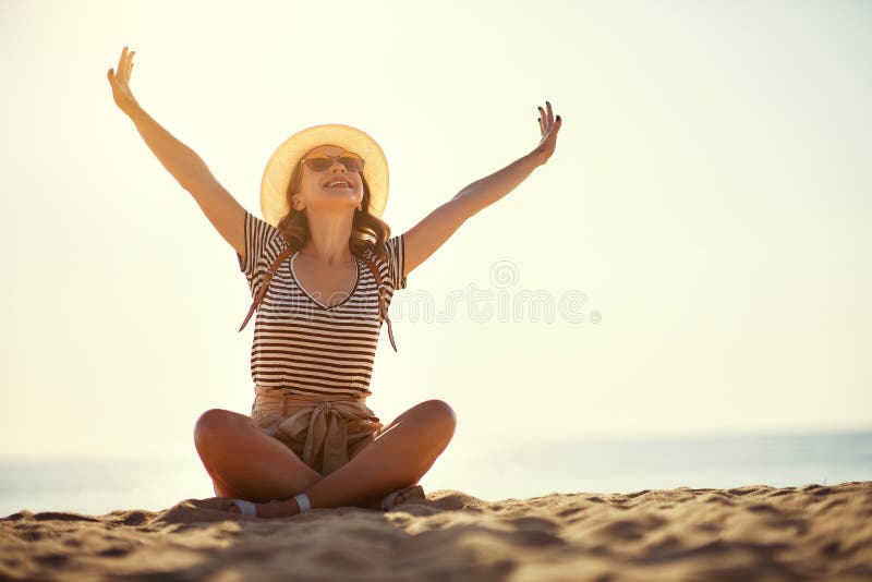 Gl?ckliches touristisches M?dchen mit Rucksack und Hut auf Meer lizenzfreies stockbild Gl?ckliches touristisches M?dchen mit Rucksack und Hut auf Meer lizenzfreies stockbild