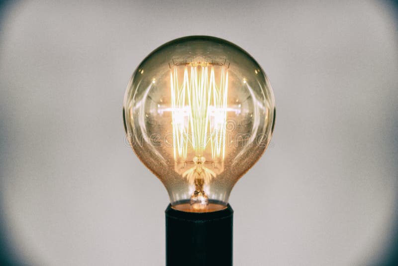 Gl?hlampe dekorativer antiker Edison-Art Filmkorn-Arteffekt des selektiven Fokus des schönen Retro- hellen Lampenluxusdekors glüh stockfoto Gl?hlampe dekorativer antiker Edison-Art Filmkorn-Arteffekt des selektiven Fokus des schönen Retro- hellen Lampenluxusdekors glüh stockfoto