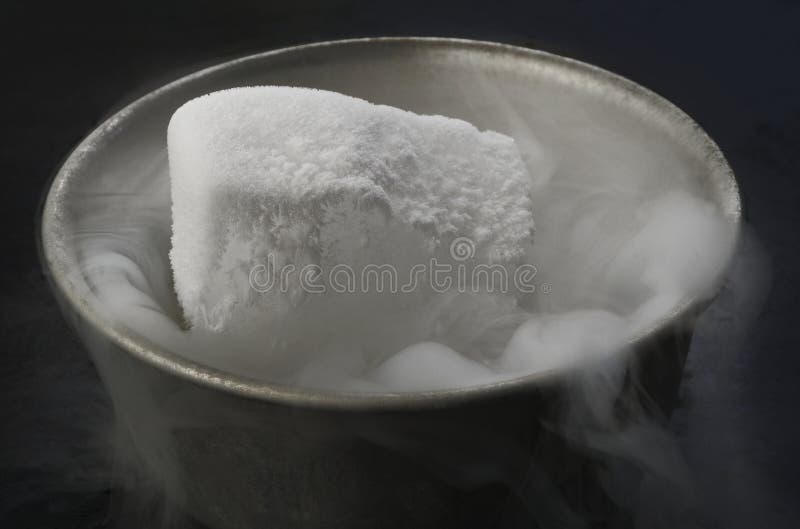 Glace carbonique dans la cuvette photographie stock Glace carbonique dans la cuvette photographie stock