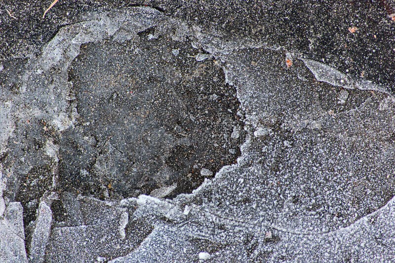 Glace cassée criquée sur l'asphalte images stock Glace cassée criquée sur l'asphalte images stock