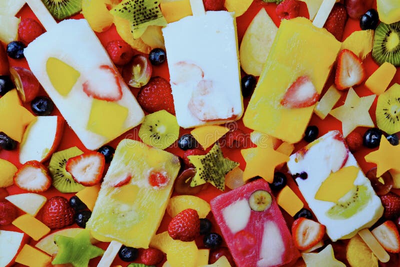 Glace colorée de fruit et fruits mélangés comme Cantorbéry, baie de kiwi, raisin rouge, orange, fraise, framboise, pomme, mangue images libres de droits Glace colorée de fruit et fruits mélangés comme Cantorbéry, baie de kiwi, raisin rouge, orange, fraise, framboise, pomme, mangue images libres de droits