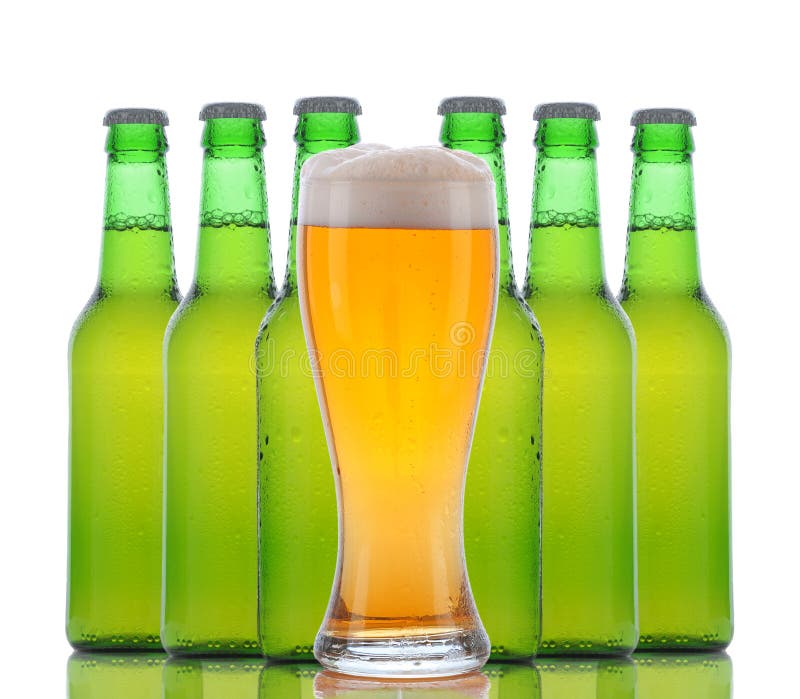 Glace de bière avec des bouteilles derrière image stock Glace de bière avec des bouteilles derrière image stock