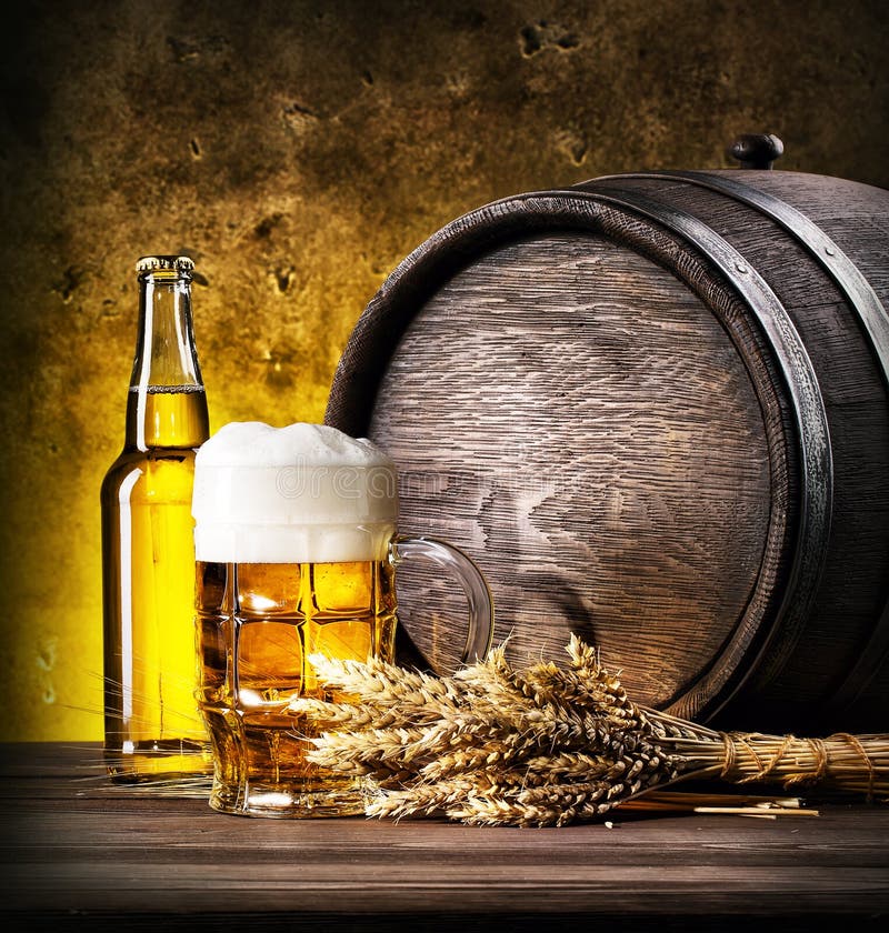 Download Glace De Bière Blonde Avec De La Mousse Photo stock - Image du barillet, glace: 77155546