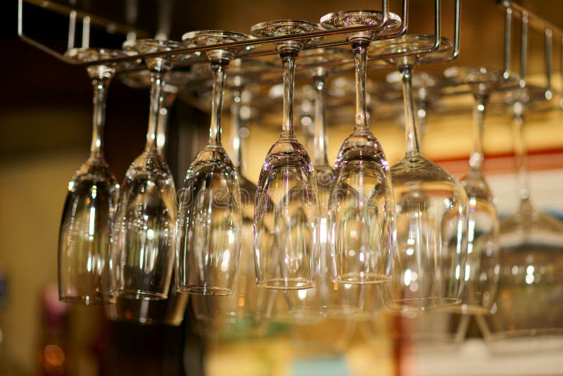 Glace de vin dans le bar photographie stock Glace de vin dans le bar photographie stock
