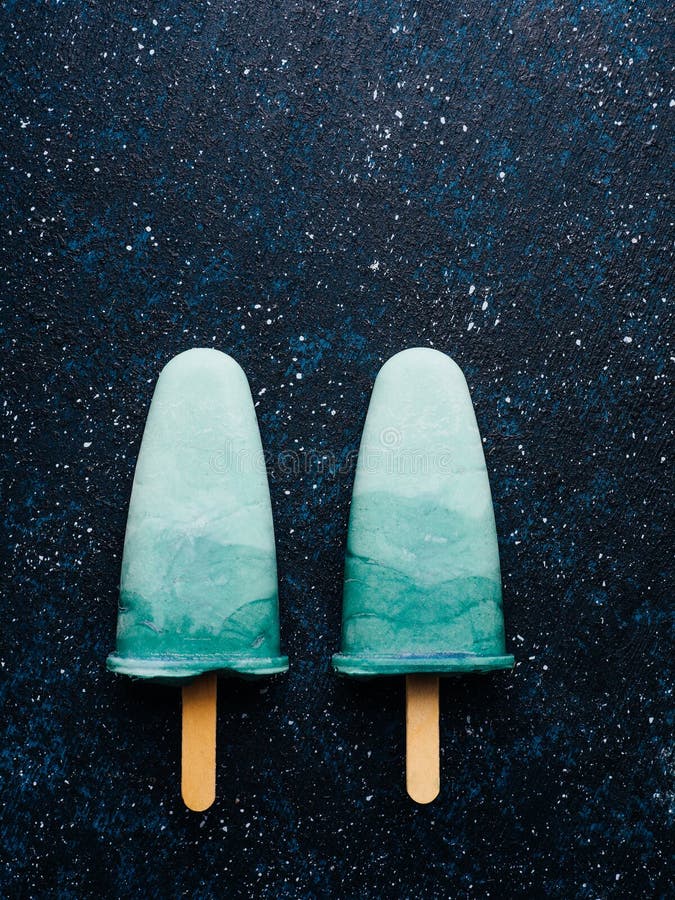 Glace à l'eau de Spirulina avec l'espace de copie, vue supérieure images libres de droits Glace à l'eau de Spirulina avec l'espace de copie, vue supérieure images libres de droits