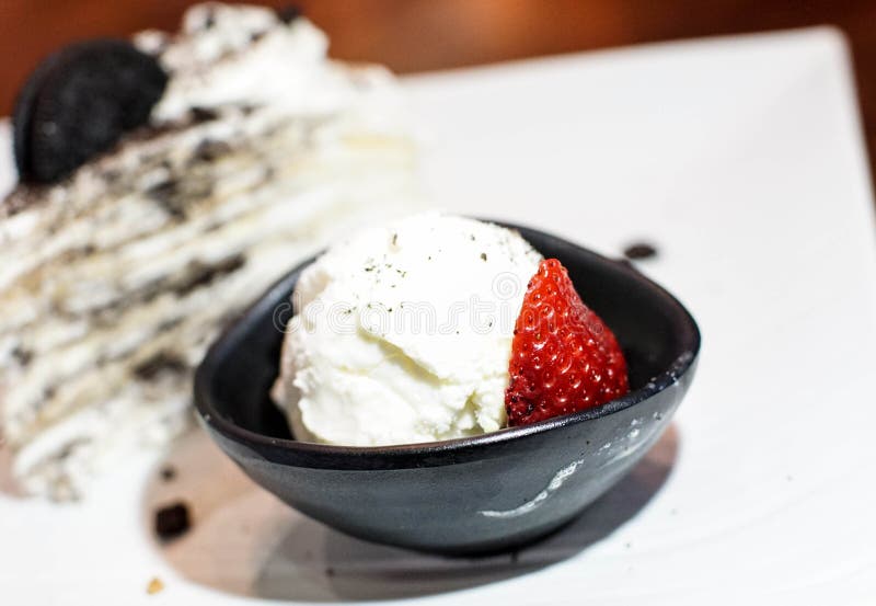 Glace à la vanille avec une tranche de gâteau de crêpe photos libres de droits Glace à la vanille avec une tranche de gâteau de crêpe photos libres de droits