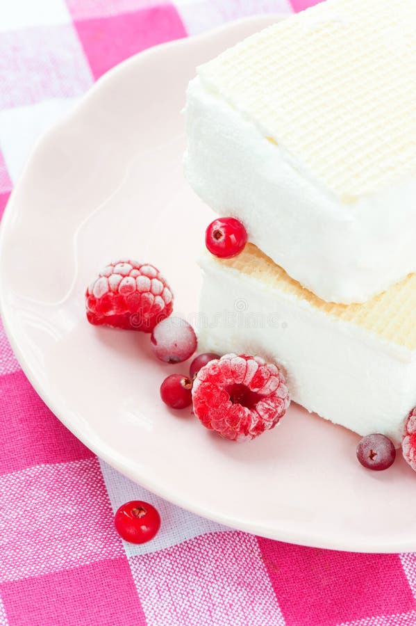 Glace à la vanille blanche avec des gaufres et des baies À l'intérieur closeu photo stock Glace à la vanille blanche avec des gaufres et des baies À l'intérieur closeu photo stock