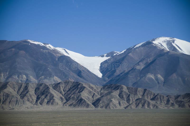 Glaciar na Montanha Altun Tagh sob céu azul imagens de stock