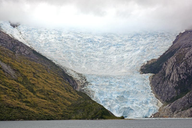 Glaciar que sale de las nubes fotos de archivo Glaciar que sale de las nubes fotos de archivo