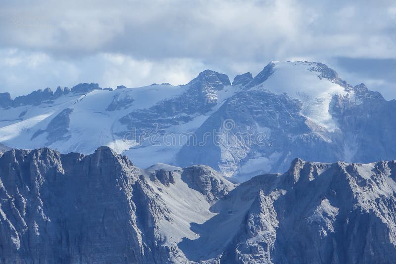 Glacier de Marmolada sur le paysage rocailleux de montagne photographie stock Glacier de Marmolada sur le paysage rocailleux de montagne photographie stock