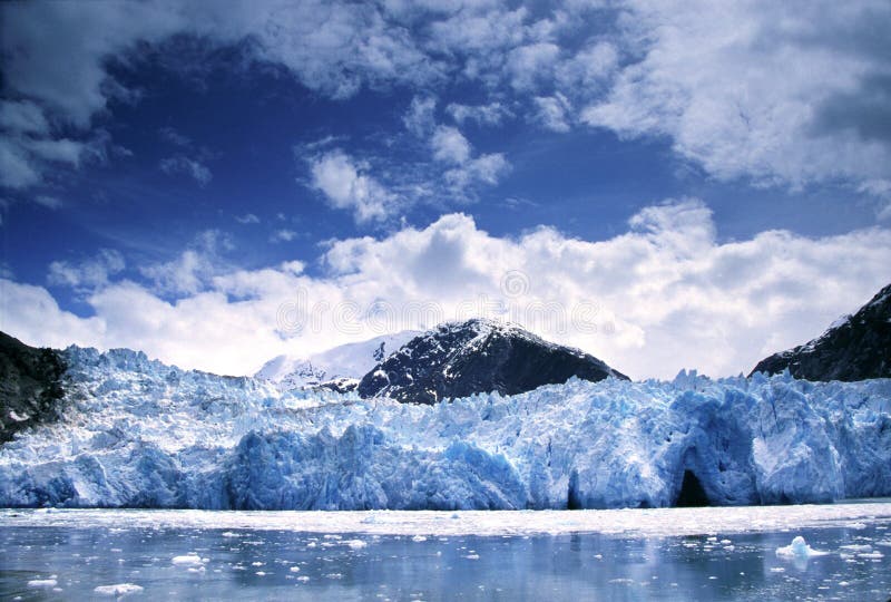 Široký pohľad na ľadovec v Tracy Arm Fjord na Aljaške.