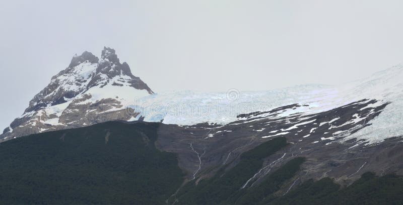 GLACIÄR OCH GLOBAL UPPVÄRMNING PERITO MORENO I PATAGONIA ARGENTINA FÖR EL CALAFATE royaltyfria foton GLACIÄR OCH GLOBAL UPPVÄRMNING PERITO MORENO I PATAGONIA ARGENTINA FÖR EL CALAFATE royaltyfria foton
