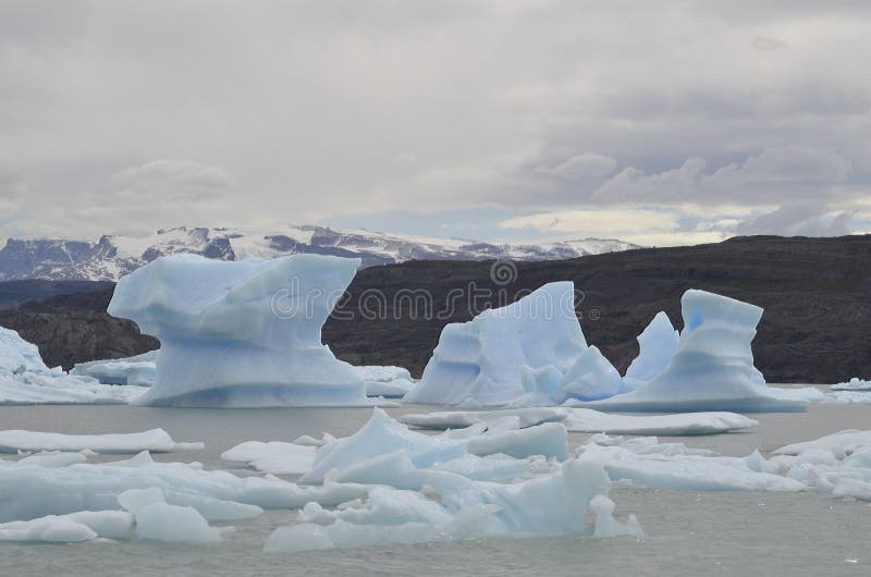 GLACIÄR OCH GLOBAL UPPVÄRMNING PERITO MORENO I PATAGONIA ARGENTINA FÖR EL CALAFATE royaltyfri fotografi GLACIÄR OCH GLOBAL UPPVÄRMNING PERITO MORENO I PATAGONIA ARGENTINA FÖR EL CALAFATE royaltyfri fotografi