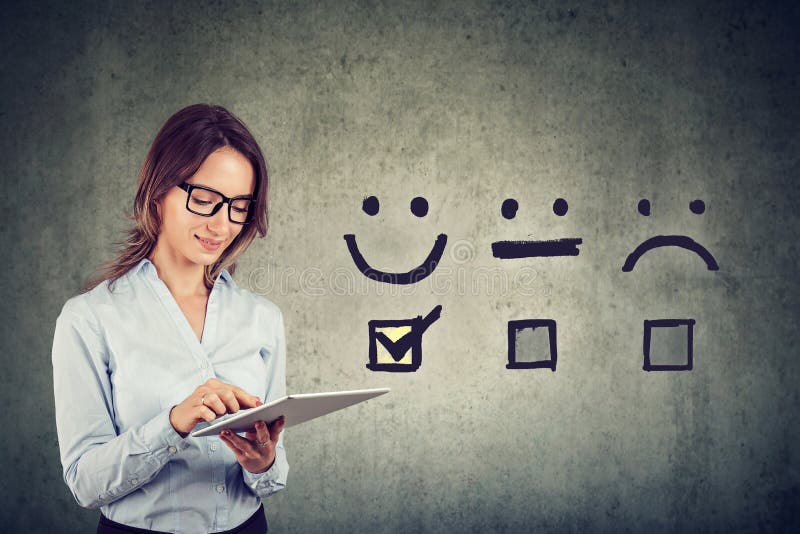Glad affärskvinna som ger utmärkt betyg för en undersökning om tillfredsställelse online