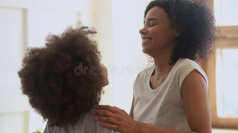 Glad afrikansk amerikansk kvinna som rör näsor med söt liten dotter stock video