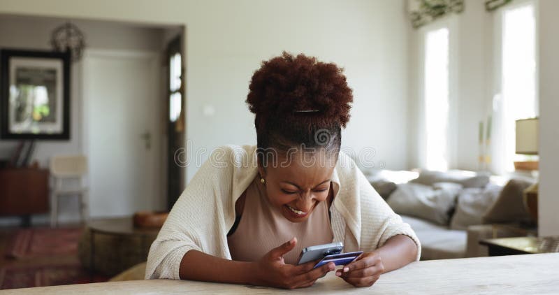 Glad afrikansk bankkund med smartphone och kreditkort lager videofilmer