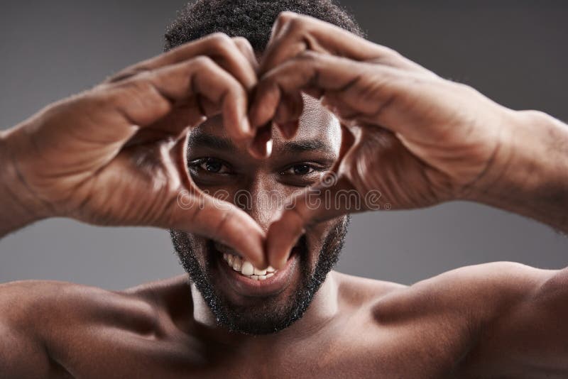 Glad afro amerikansk man som uttrycker förälskelse, medan le royaltyfria bilder Glad afro amerikansk man som uttrycker förälskelse, medan le royaltyfria bilder
