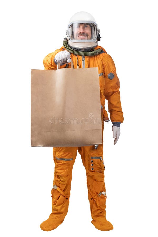 Glad astronaut med orange utrymmesdräkt och hjälmhållare i handblankpapper som är isolerat på vitt fotografering för bildbyråer