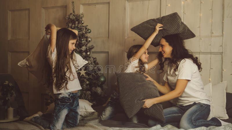 Glad familj i julklapp royaltyfria bilder
