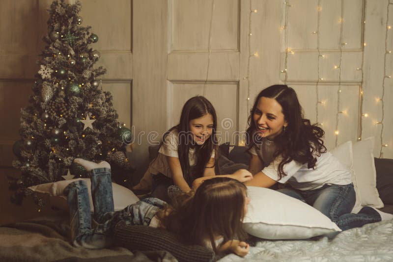 Glad familj i julklapp arkivbilder