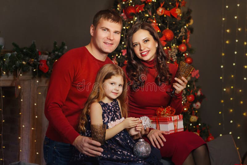 Glad familj i julklapp fotografering för bildbyråer