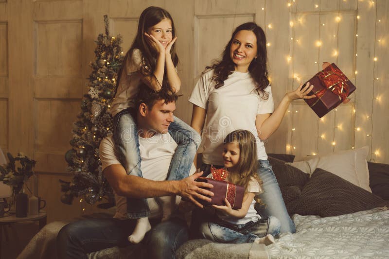 Glad familj i julklapp arkivfoton
