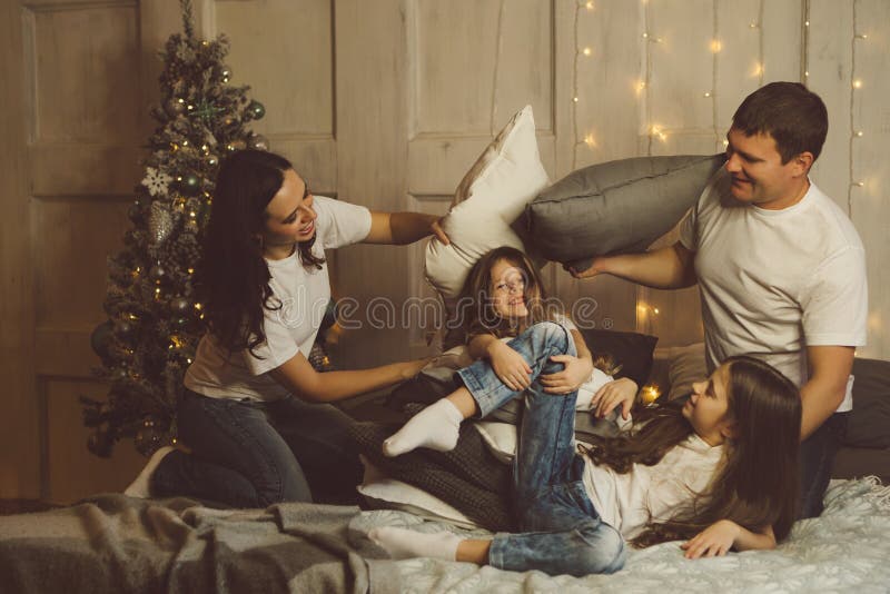Glad familj i julklapp arkivbilder