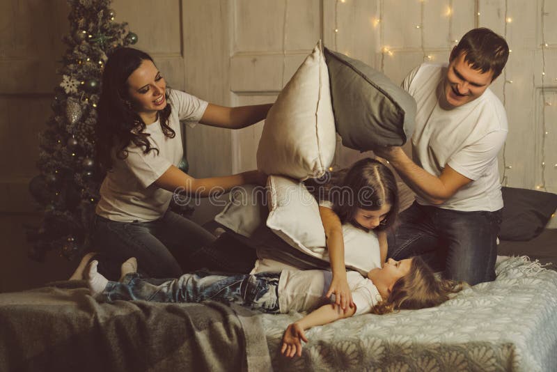 Glad familj i julklapp royaltyfri fotografi