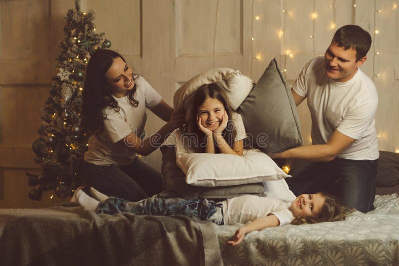 Glad familj i julklapp royaltyfria bilder