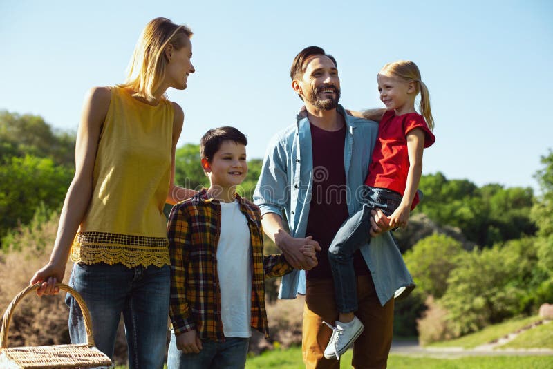 Glad familj som har en gå i parkera royaltyfri foto Glad familj som har en gå i parkera royaltyfri foto